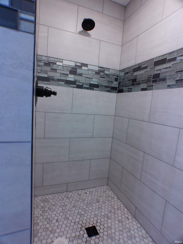 full bath with tiled shower