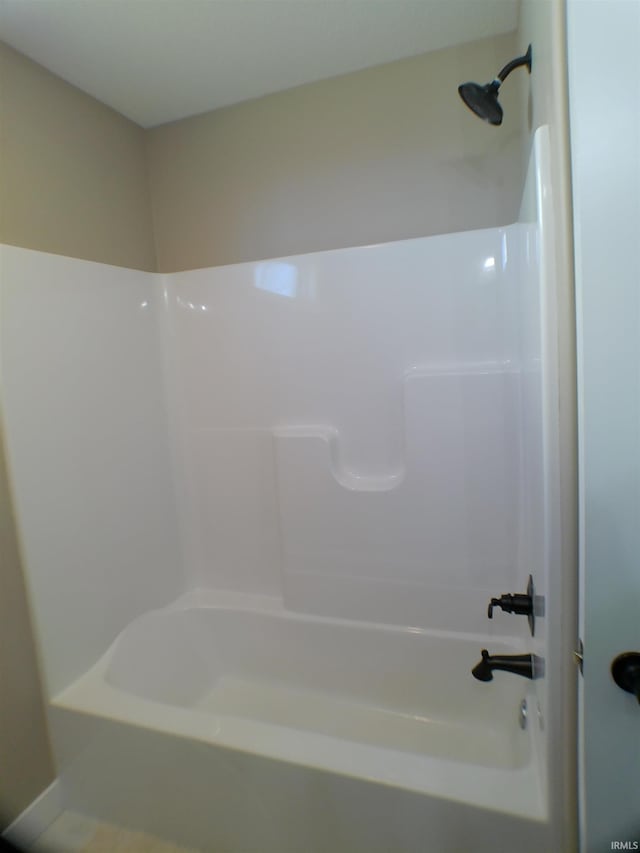 bathroom with tub / shower combination