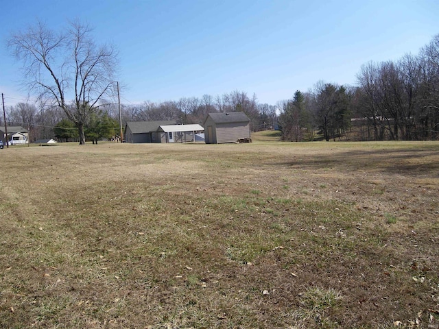 view of yard with an outdoor structure