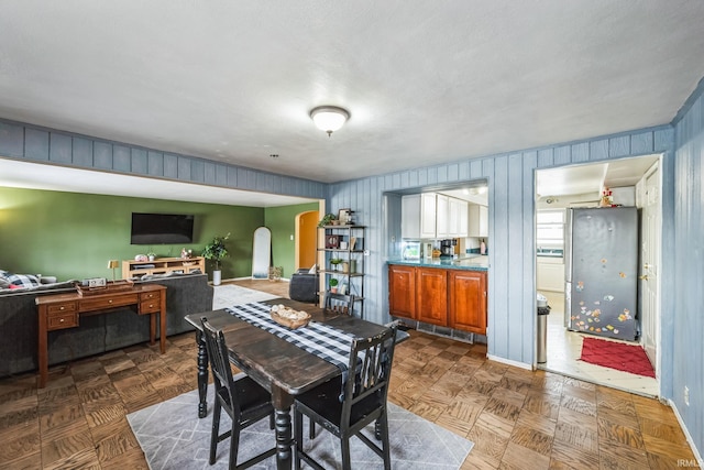 dining room with arched walkways