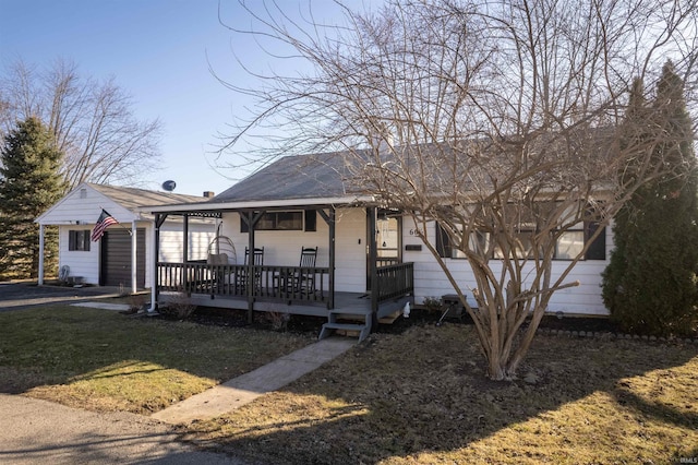 view of front of home featuring a front yard