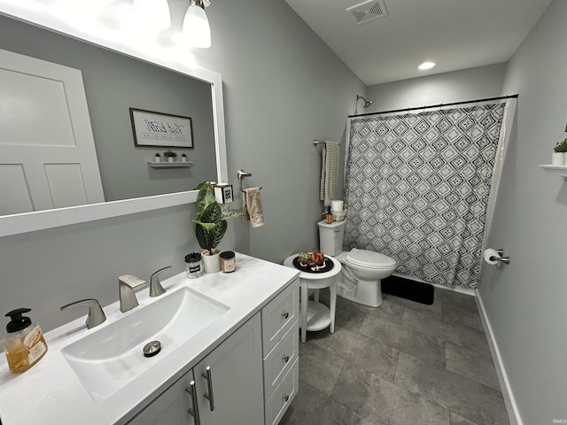 full bathroom featuring visible vents, curtained shower, baseboards, toilet, and vanity