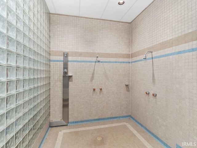 full bathroom featuring tiled shower