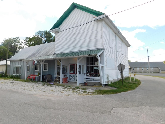 view of front of property featuring metal roof