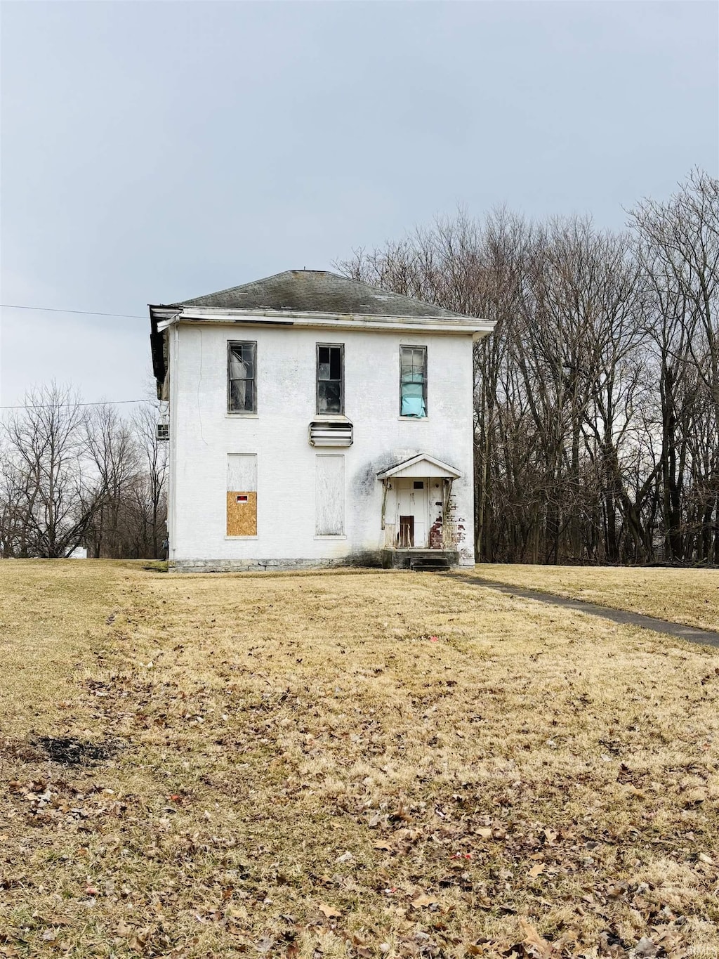 view of front of home with a front lawn