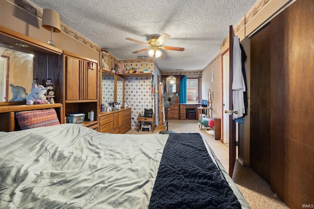 bedroom featuring a textured ceiling, a ceiling fan, and light carpet