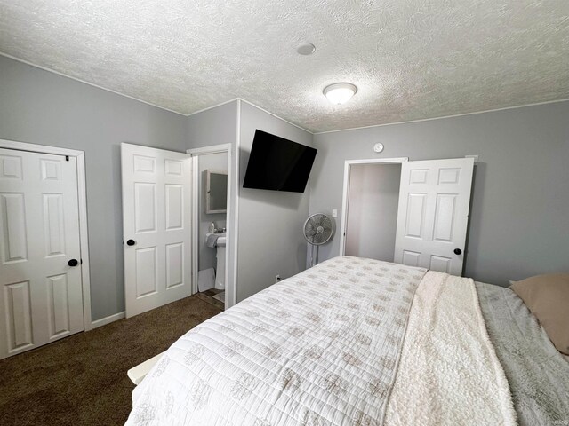 bedroom featuring carpet floors and a textured ceiling