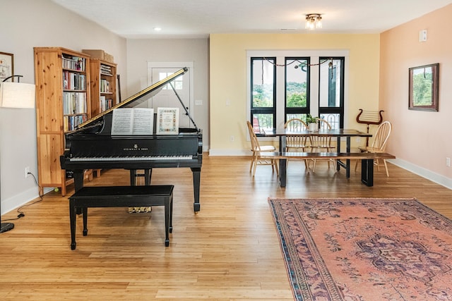 living area featuring recessed lighting, light wood-type flooring, and baseboards