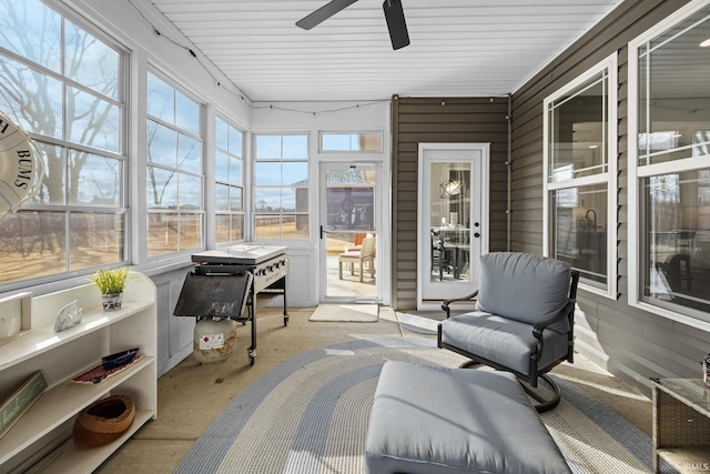 sunroom with ceiling fan