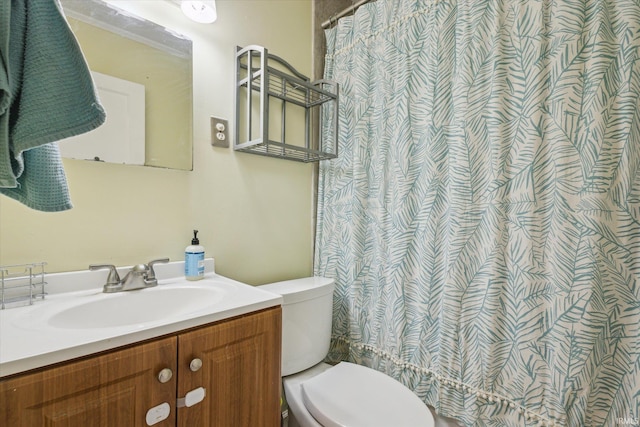 full bath with toilet, vanity, and a shower with curtain