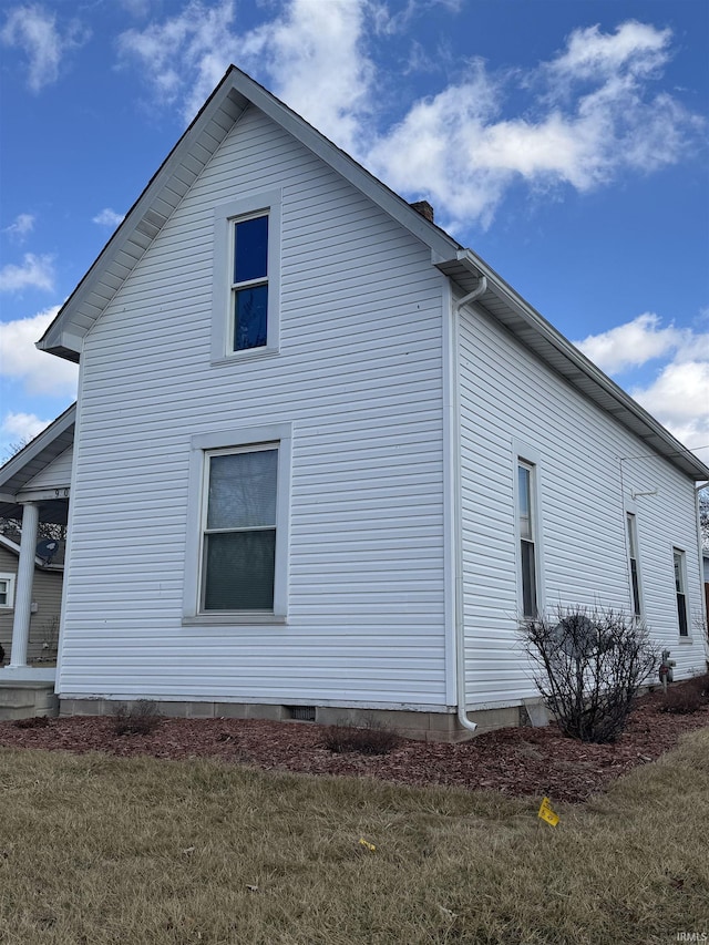 view of side of property featuring a yard