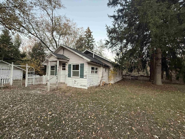 bungalow-style house featuring fence