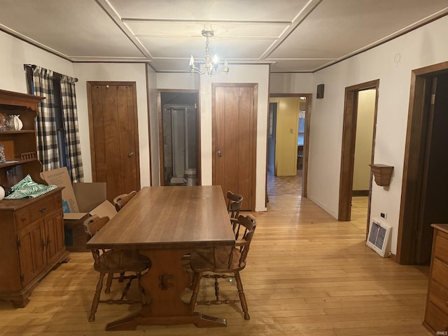 dining space featuring a chandelier, visible vents, light wood-type flooring, and baseboards