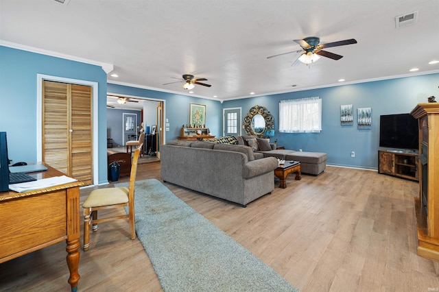 living room with wood finished floors, baseboards, visible vents, recessed lighting, and ceiling fan