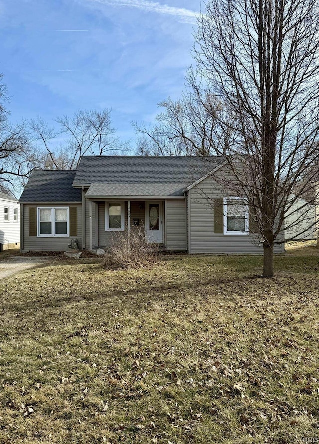 single story home with a front lawn