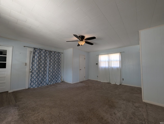 carpeted empty room featuring a ceiling fan