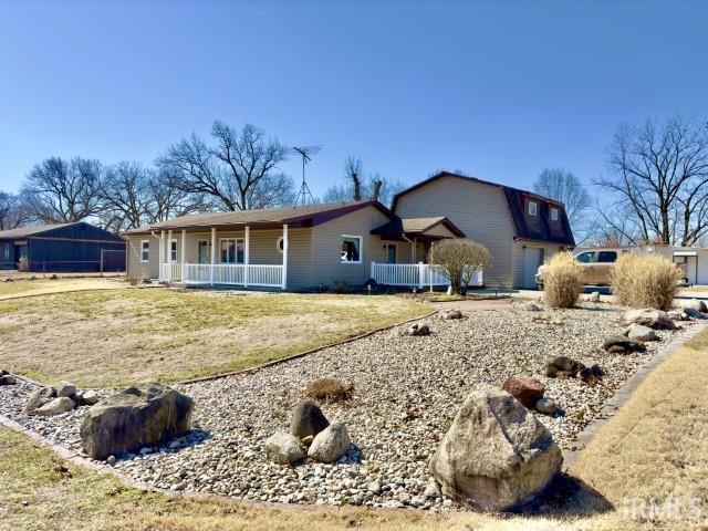 view of front facade with a porch and a front lawn