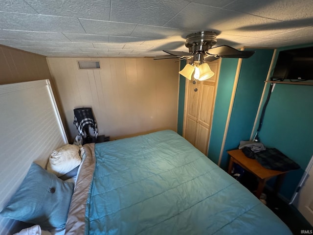 bedroom with ceiling fan