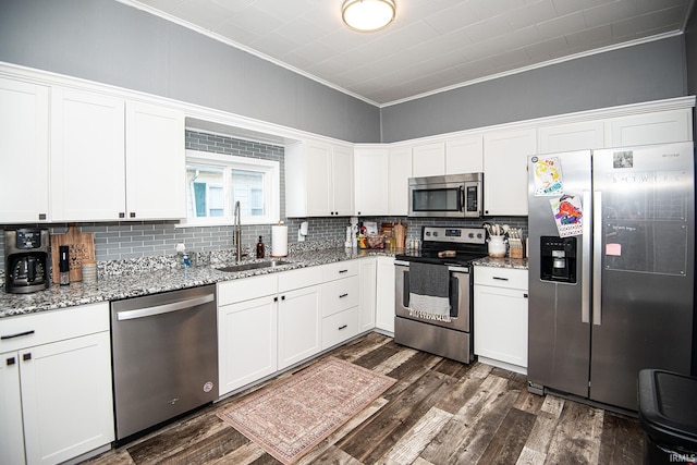 kitchen featuring decorative backsplash, stainless steel appliances, dark wood-type flooring, and a sink