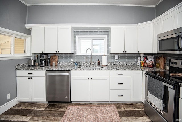 kitchen featuring a sink, stainless steel appliances, and tasteful backsplash