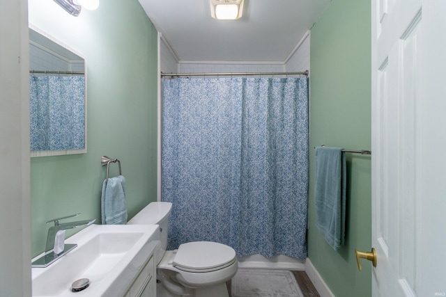 full bath featuring a shower with shower curtain, toilet, and vanity