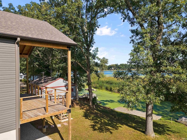 view of yard featuring a water view