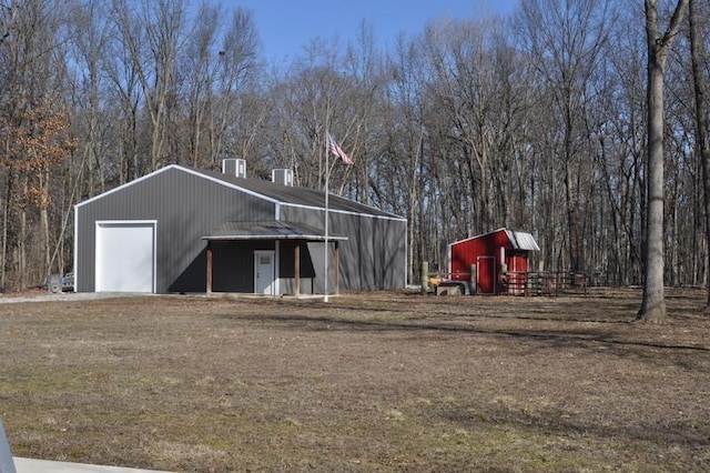 view of outdoor structure featuring an outbuilding