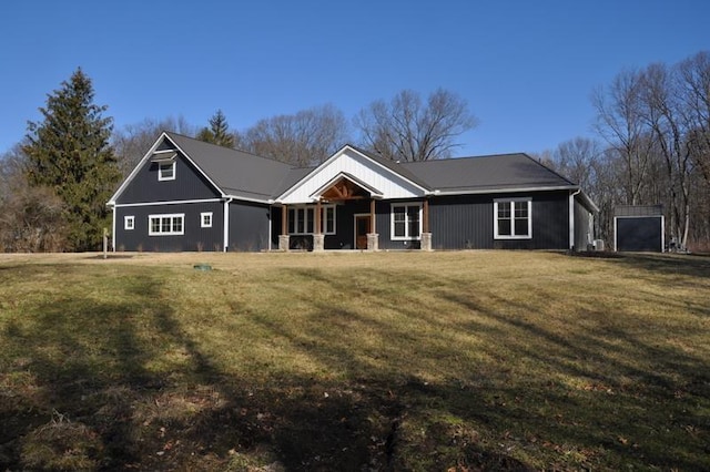 view of front of home featuring a front lawn