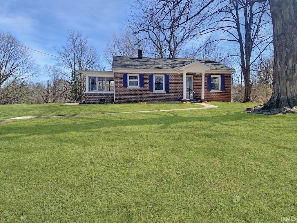 view of front of house featuring crawl space, brick siding, and a front lawn