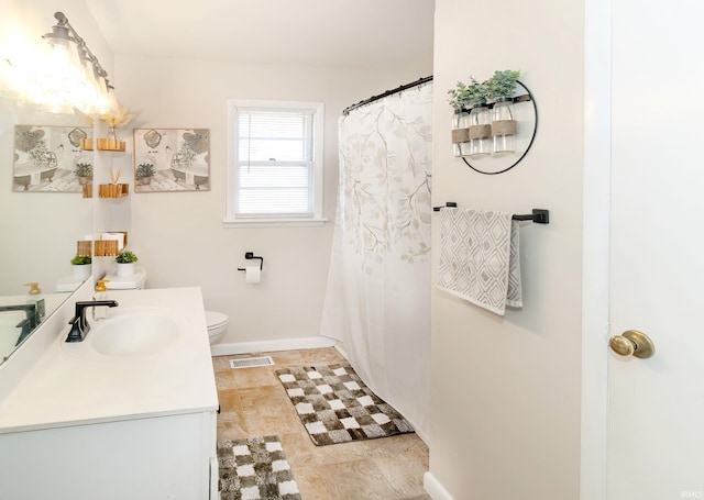 full bath featuring visible vents, toilet, a shower with curtain, baseboards, and vanity