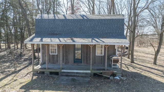 view of outdoor structure featuring an outbuilding and covered porch