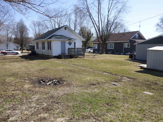 view of yard featuring an outdoor structure