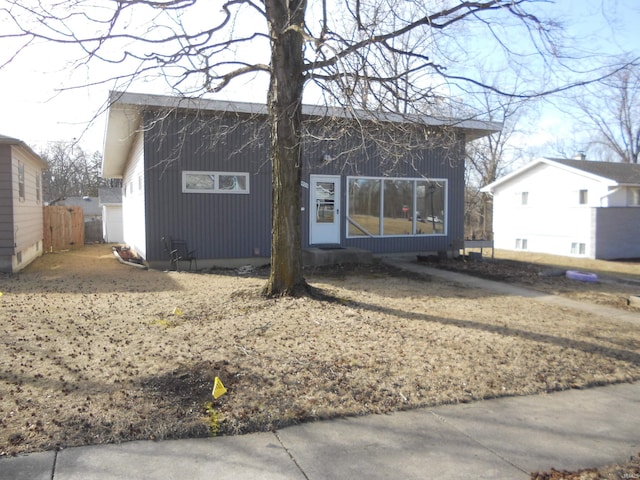 view of front facade with fence