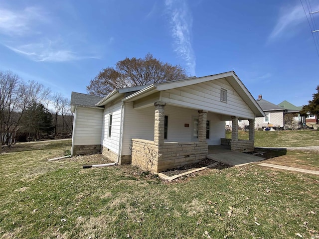 view of side of property featuring a lawn