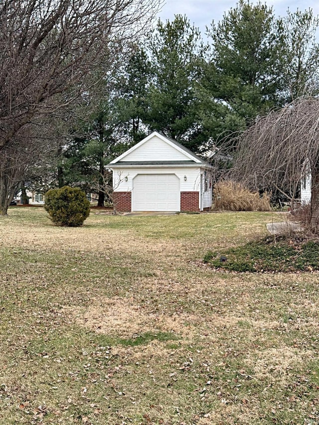 view of yard with a garage, an outdoor structure, and driveway