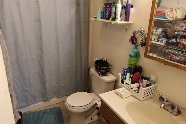 bathroom with a shower with curtain, toilet, and vanity