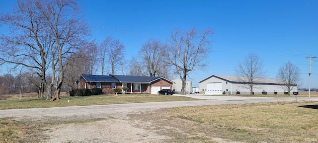 view of front of house featuring a front lawn, a garage, and driveway