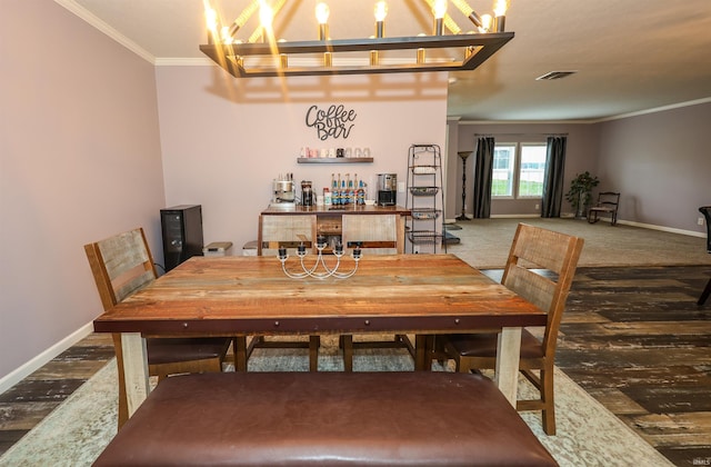 carpeted dining space with visible vents, a dry bar, crown molding, and baseboards