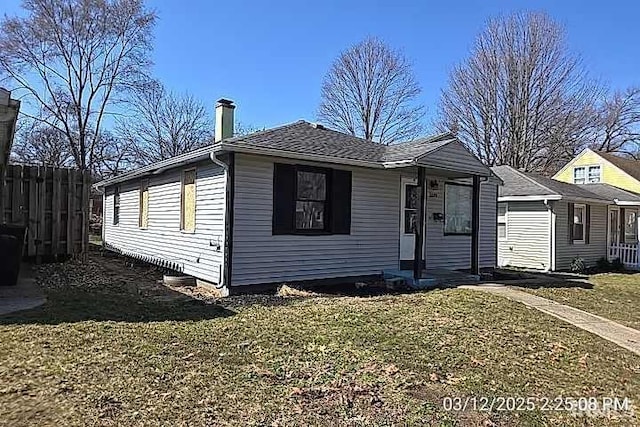 view of front facade with a front yard and fence