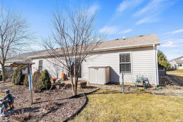 back of house featuring a yard