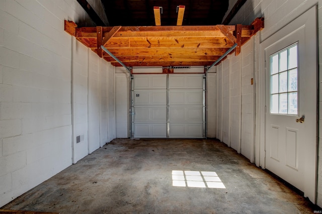 garage featuring concrete block wall