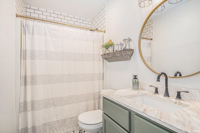 full bath with curtained shower, toilet, and vanity