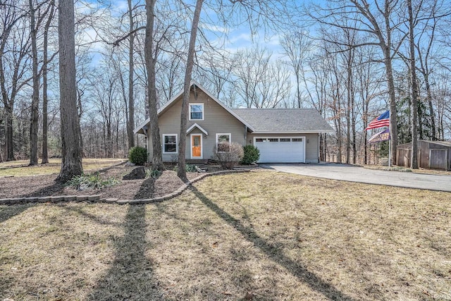 view of front of home featuring a front lawn, an attached garage, and driveway