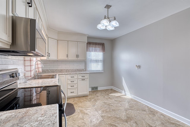 kitchen featuring baseboards, visible vents, stainless steel appliances, a sink, and tasteful backsplash