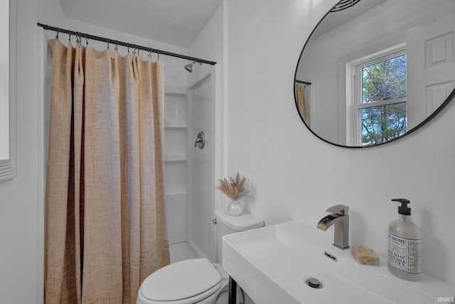 full bathroom featuring toilet, a shower with curtain, and a sink