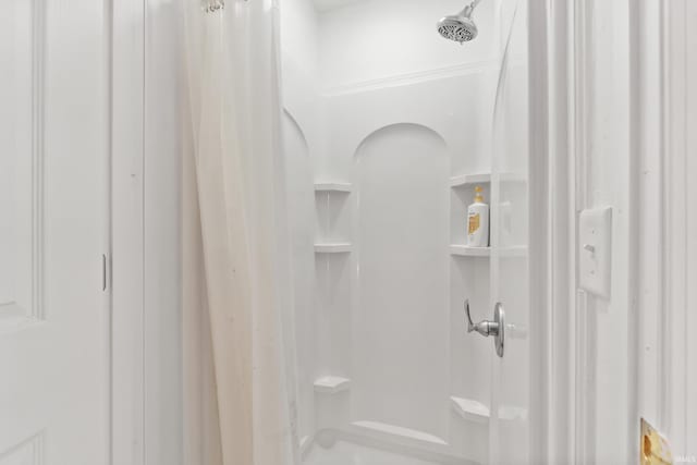 full bathroom featuring a shower with curtain