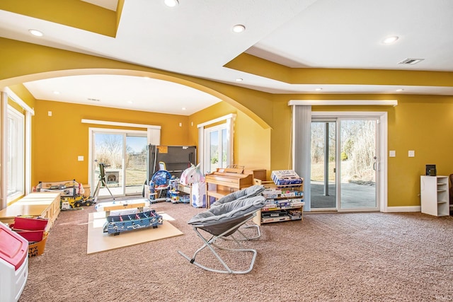 living area featuring recessed lighting, visible vents, carpet floors, and a healthy amount of sunlight