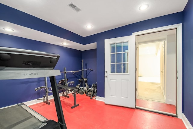 workout room with recessed lighting, visible vents, and baseboards