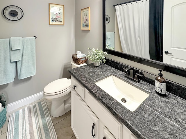 bathroom featuring a shower with curtain, baseboards, toilet, and vanity