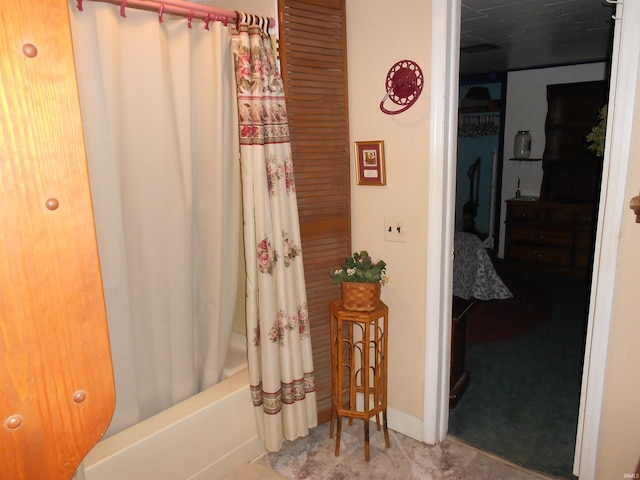 bathroom featuring shower / bath combo